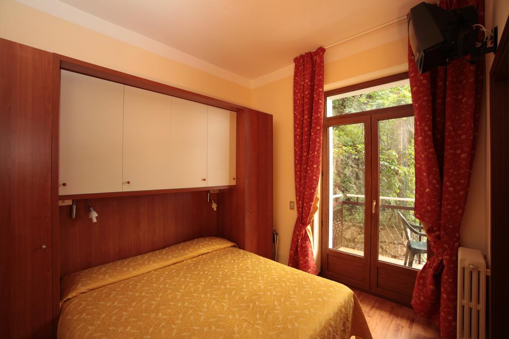Hotel Merano Brenzone sul Garda Habitación foto